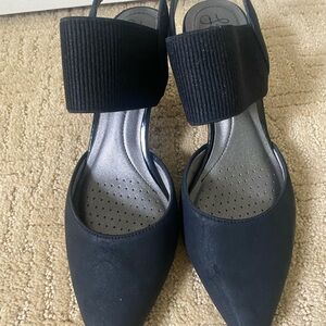 Life stride women’s heels size 6.